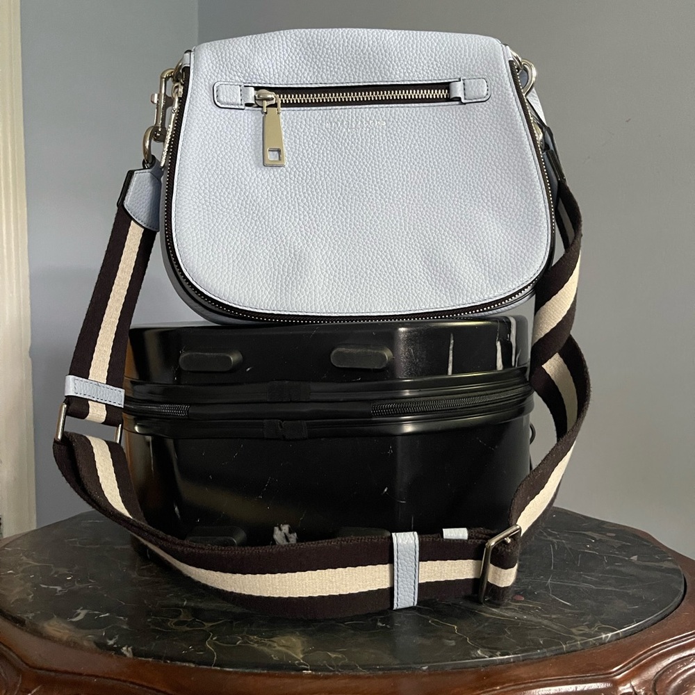 Marc Jacobs blue pebble leather shoulder bag with adjustable shoulder strap.